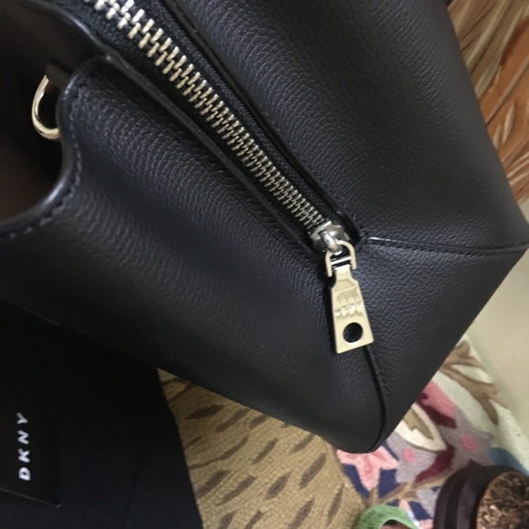 Authentic DKNY Sullivan Satchel cum Crossbody Bag in black - Picture 8 of 15